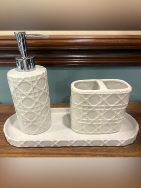 Kassatex 3 Pc. Rattan White Ceramic Bathroom Accessory Set Excellent UC